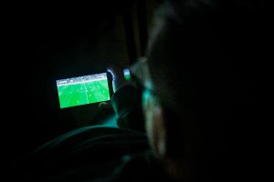 ekran wyświetlający mecz piłkarski