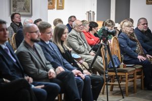 publiczność zgromadzona w muzeum częstochowskim podczas festiwalu poezja jest najważniejsza