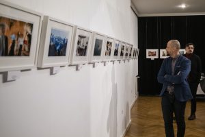 michał mroczek i antoni borkowski oglądający wystawę fotografii fujifilm moment street photo awards 2022