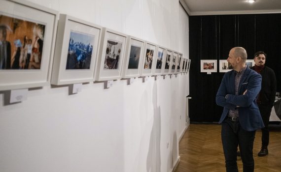 michał mroczek i antoni borkowski oglądający wystawę fotografii fujifilm moment street photo awards 2022