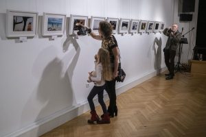 kobieta z dziewczynką oglądająca fotografie podczas wystawy