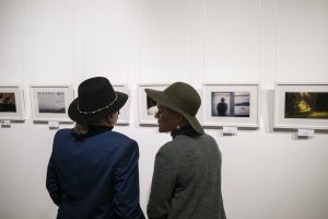 para oglądająca fotografie na wystawie