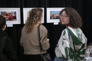 kobiety oglądające wystawę fotografii