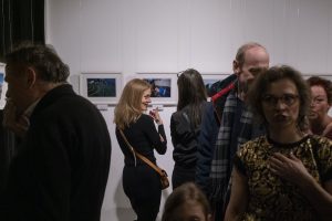 publiczność w galerii sztuki podczas wernisażu wystawy