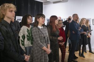 publiczność w galerii sztuki podczas wernisażu wystawy fujifilm moment street photo awards 2022