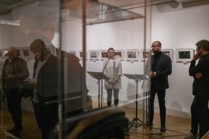 aleksander wierny i adam markowski podczas otwarcia wystawy fotografii