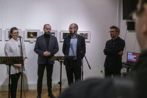 aleksander wierny robert jasiak i adam markowski podczas otwarcia wystawy fotografii