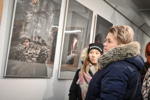 kobieta przyglądacjąca się wystawie artystycznej w galerii