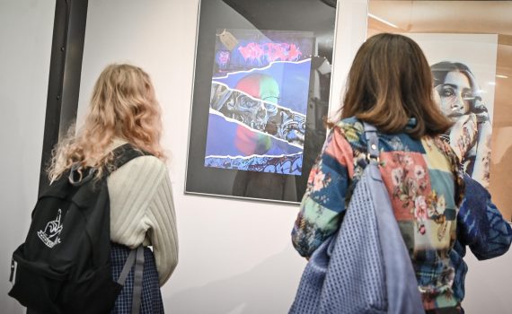 dziewczyny oglądające obraz zawieszony na ścianie galerii