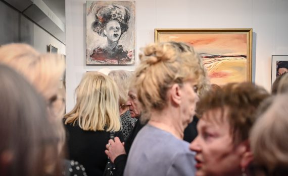 w tle obrazy ludzie na pierwszym planie