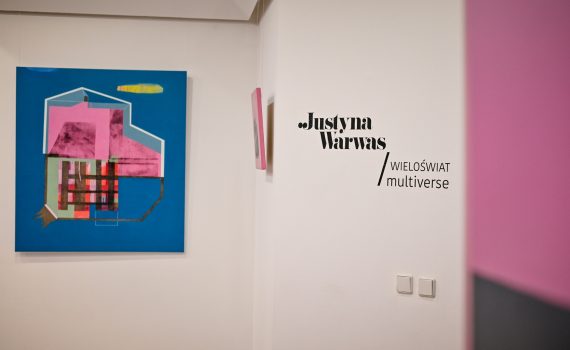 napis na ścianie: justyna warwas wieloświat multiverse i obraz artystki
