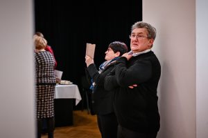 publiczność zebrana na wernisażu wystawy w galerii sztuki