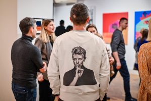 mężczyzna odwrócony tyłem z bluzą z nadrukowanym Davidem Bowie na plecach