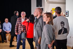 publiczność zebrana na wernisażu wystawy w galerii sztuki