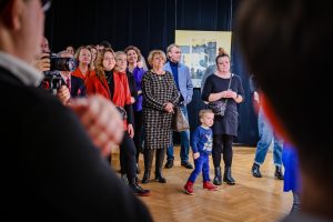publiczność zebrana na wernisażu wystawy w galerii sztuki