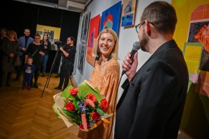 Robert Jasiak witajacy Justynę Warwas podczas wernisażu wystawy