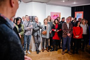 publiczność zebrana na wernisażu wystawy w galerii sztuki
