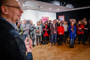 publiczność zebrana na wernisażu wystawy w galerii sztuki