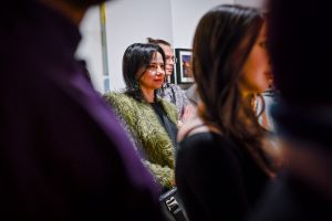 publiczność zebrana na wernisażu wystawy w galerii sztuki