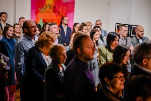 publiczność zebrana na wernisażu wystawy w galerii sztuki