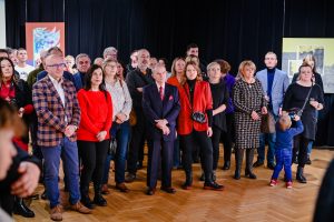 publiczność zebrana na wernisażu wystawy w galerii sztuki