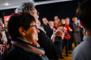 publiczność poczas wernisażu wystawy