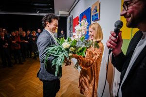 Justyna Warwas odbierająca kwiaty podczas wernisażu swojej wystawy