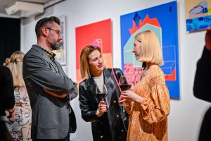 Justyna Warwas rozmawiająca z publicznością podczas wernisażu swojej wystawy