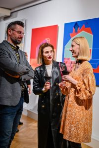 Justyna Warwas rozmawiająca z publicznością podczas wernisażu swojej wystawy