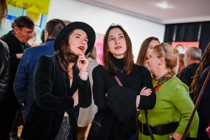 kobiety oglądające wystawę sztuki w galerii