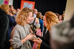 kobiety rozmawiające podczas wernisażu wystawy