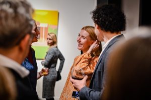 Justyna Warwas rozmawiająca z publicznością podczas wernisażu swojej wystawy