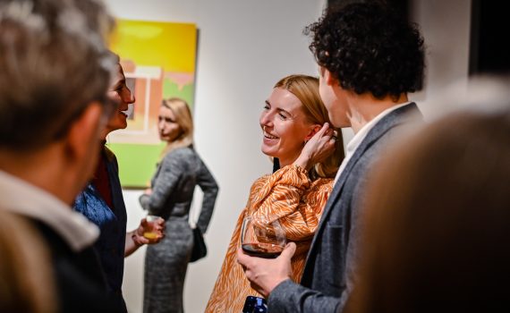 Justyna Warwas rozmawiająca z publicznością podczas wernisażu swojej wystawy