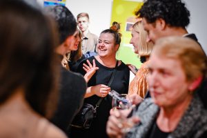 publiczność na wernisażu wystawy