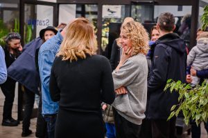 kobiety rozmawiające podczas wydarzenia kulturalnego