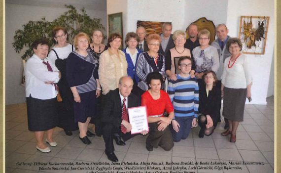 zdjęcie zbiorowe klubu złota jesień podczas spotkania w ośrodku promocji kultury w częstochowie