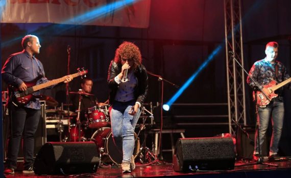 zespół lastroad występujący na scenie