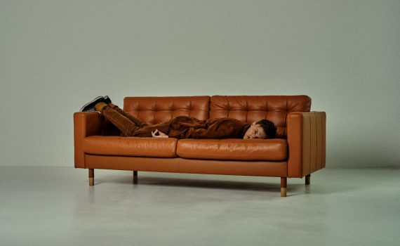 mężczyzna leżący na brzuchu na kanapie - zdjęcie promocyjne patrick the pan