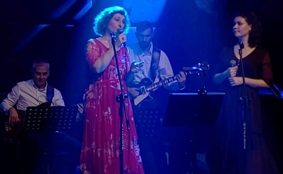 zespół przyjaciele występujący na scenie