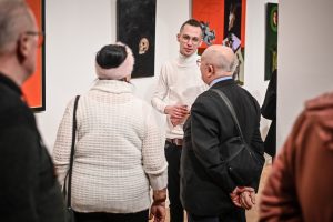 artur wawrzkiewicz rozmawiający z publicznością podczas wernisażu wystawy