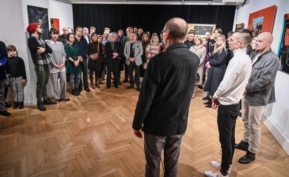 publiczność podczas wernisażu wystawy w ośrodku promocji kultury gaude mater w częstochowie