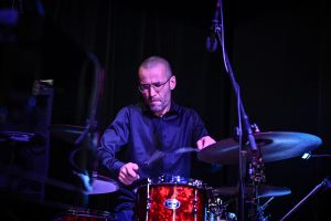 Michał Lasota grający na perkusji
