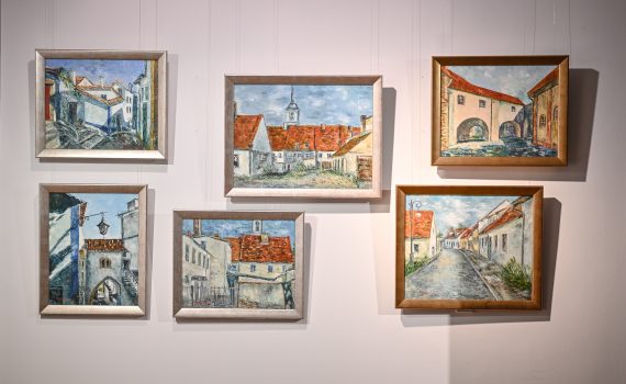 obrazy Marii Cieślak-Gurgul zawieszone w galerii sztuki na wystawie