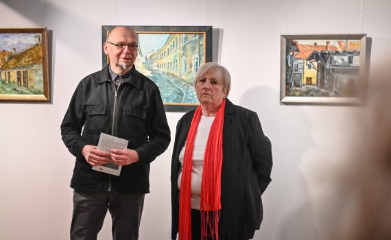 kurator Ośrodka Promocji Kultury Robert Sękiewicz i artystka Maria Cieślak-Gurgul