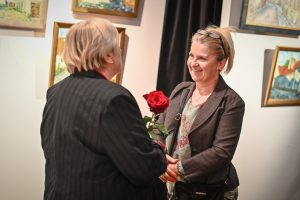Maria Cieślak-Gurgul odbierająca kwiaty