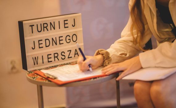 napis turniej jednego wiersza umieszony na tablicy