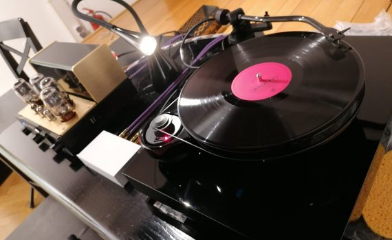 sprzęt do otwarzania muzyki z odtawarzną płytą winylową