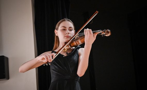 młoda skrzypaczka grająca na instrumencie