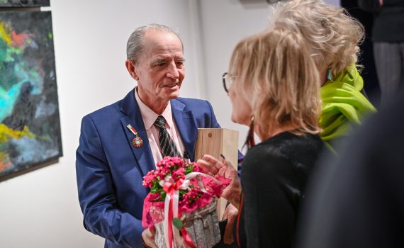 Artysta Jerzy Klimczak podczas swojego wernisażu malarstwa