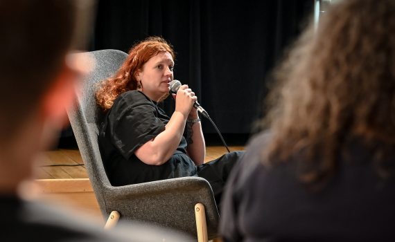 Magdalena Okraska podczas jej spotkania autorskiego w Gaude Mater.